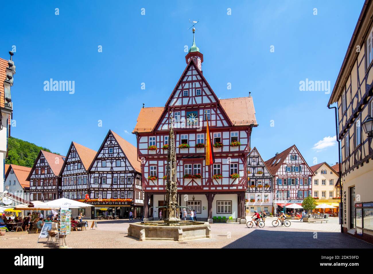 Deutschland, Baden-Württemberg, Stadt Bad Urach, Marktbrunnen mit Rathaus Stockfoto