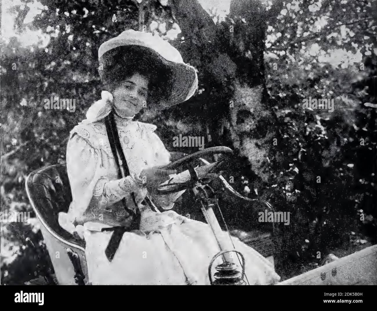 Frühes Vintage-Foto einer Frau, die ein Auto fährt. Stockfoto