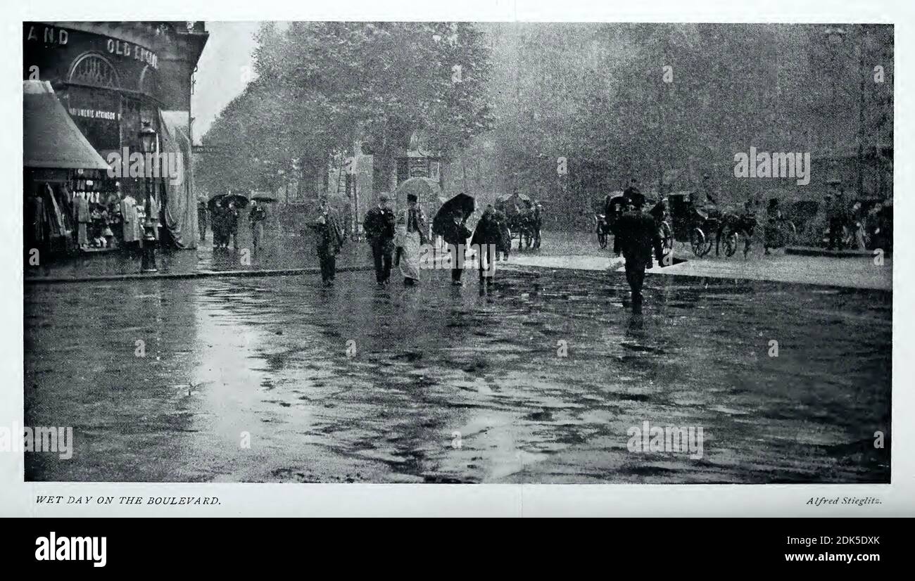 Wet Day on the Boulevard von Alfred Stieglitz. Das Foto zeigt die Kreuzung von Boulevard des Italiens und Rue Scribe in Paris, Frankreich. Stockfoto