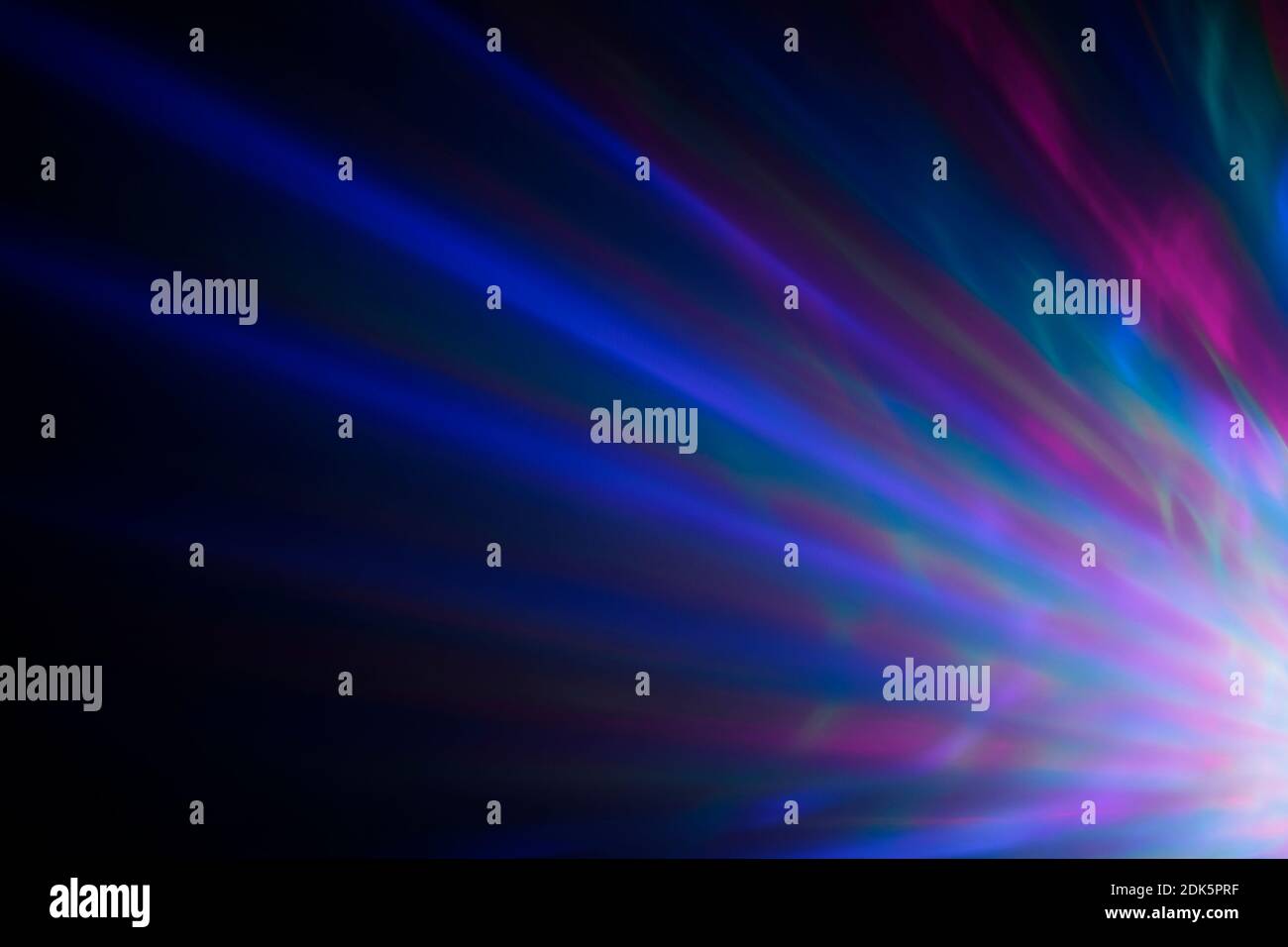 Bunte Lichtstrahlen oder Lichtstrahlen bei Dunkelheit. Abstrakter, hochauflösender Hintergrund. Stockfoto