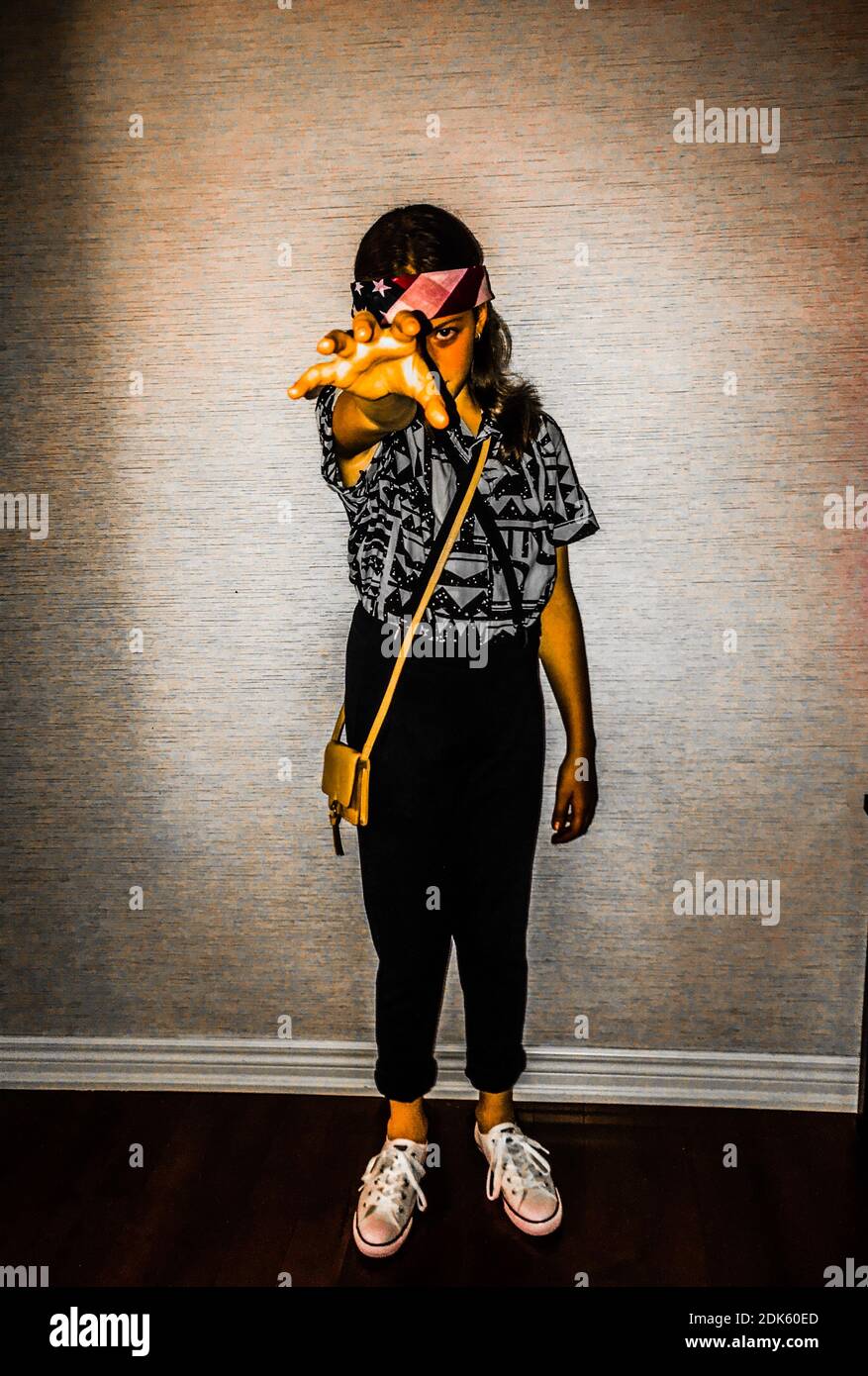 Junges Madchen In Fremden Dingen Halloween Kostum Gegen Wand Stockfotografie Alamy