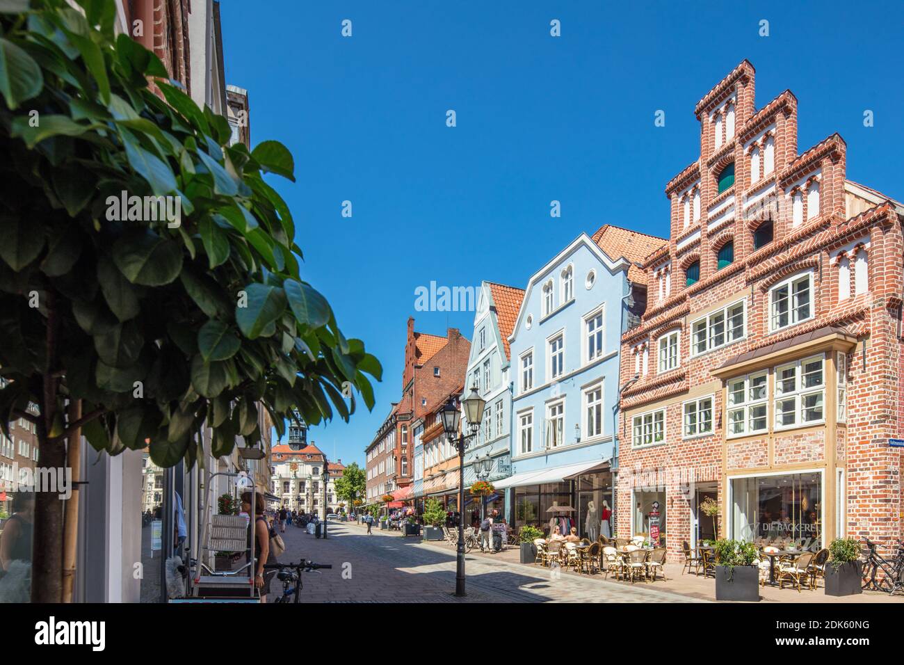 Deutschland, Niedersachsen, Lüneburger Heide, Hansestadt Lüneburg. Straße: An der Brodbänken mit dem Rathaus. Stockfoto