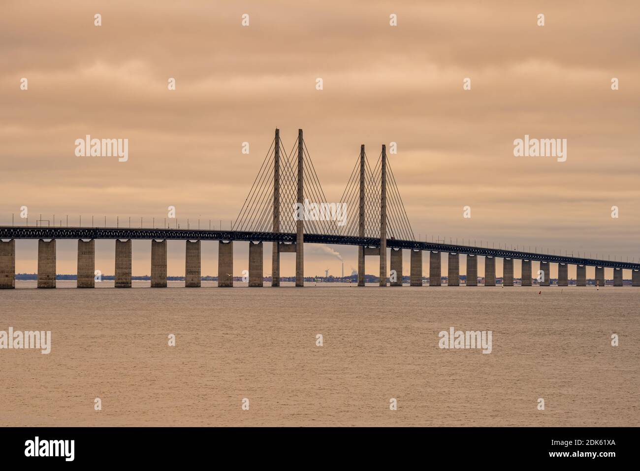 Die Sound Bridge, die Brücke und der Unterwassertunnel, die Malmö, Schweden, mit Kopenhagen, Dänemark verbinden. Schöner Sonnenuntergang Himmel im Hintergrund Stockfoto