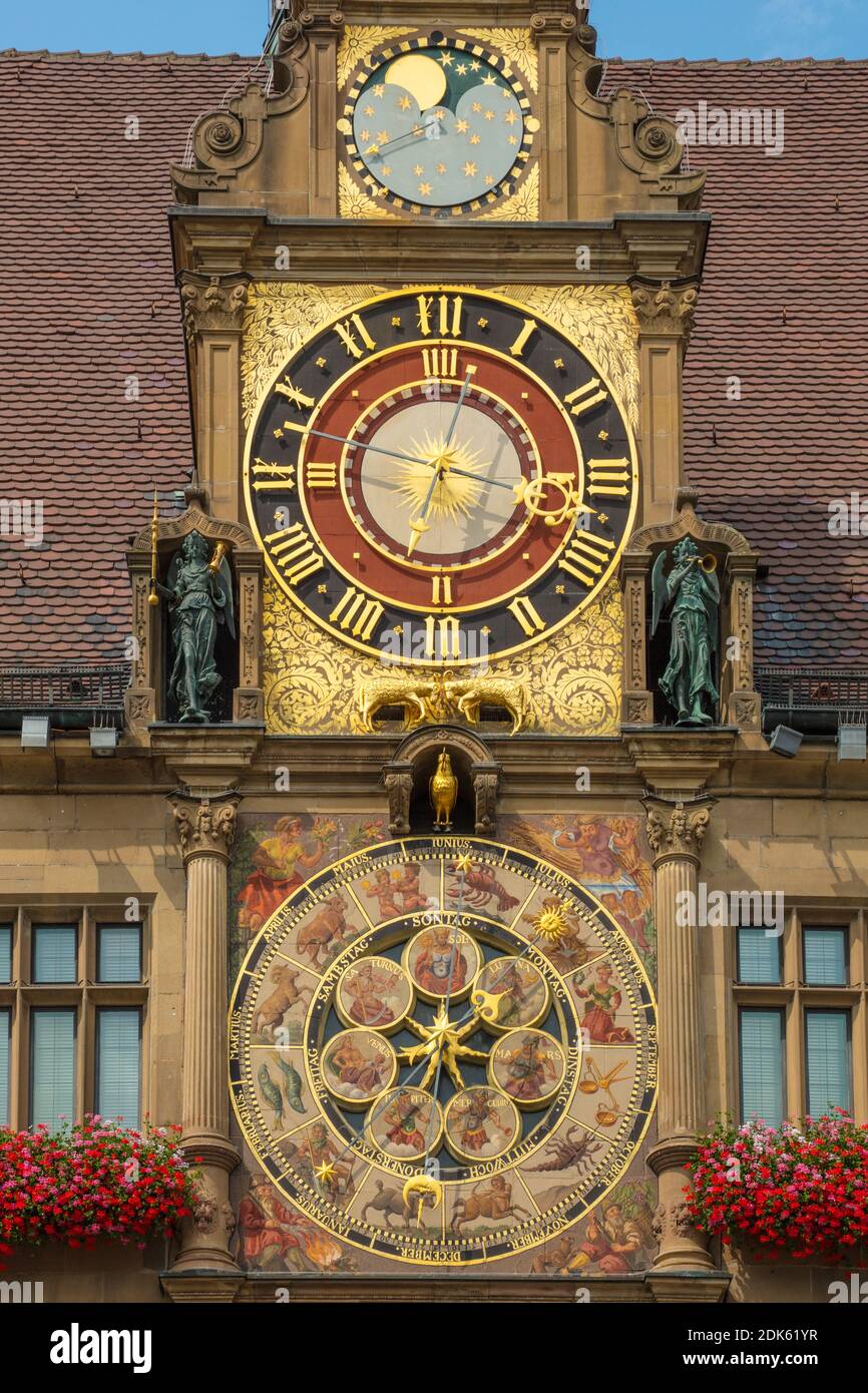 Deutschland, Baden-Württemberg, Stadt Heilbronn. Uhren auf dem Rathaus  Stockfotografie - Alamy
