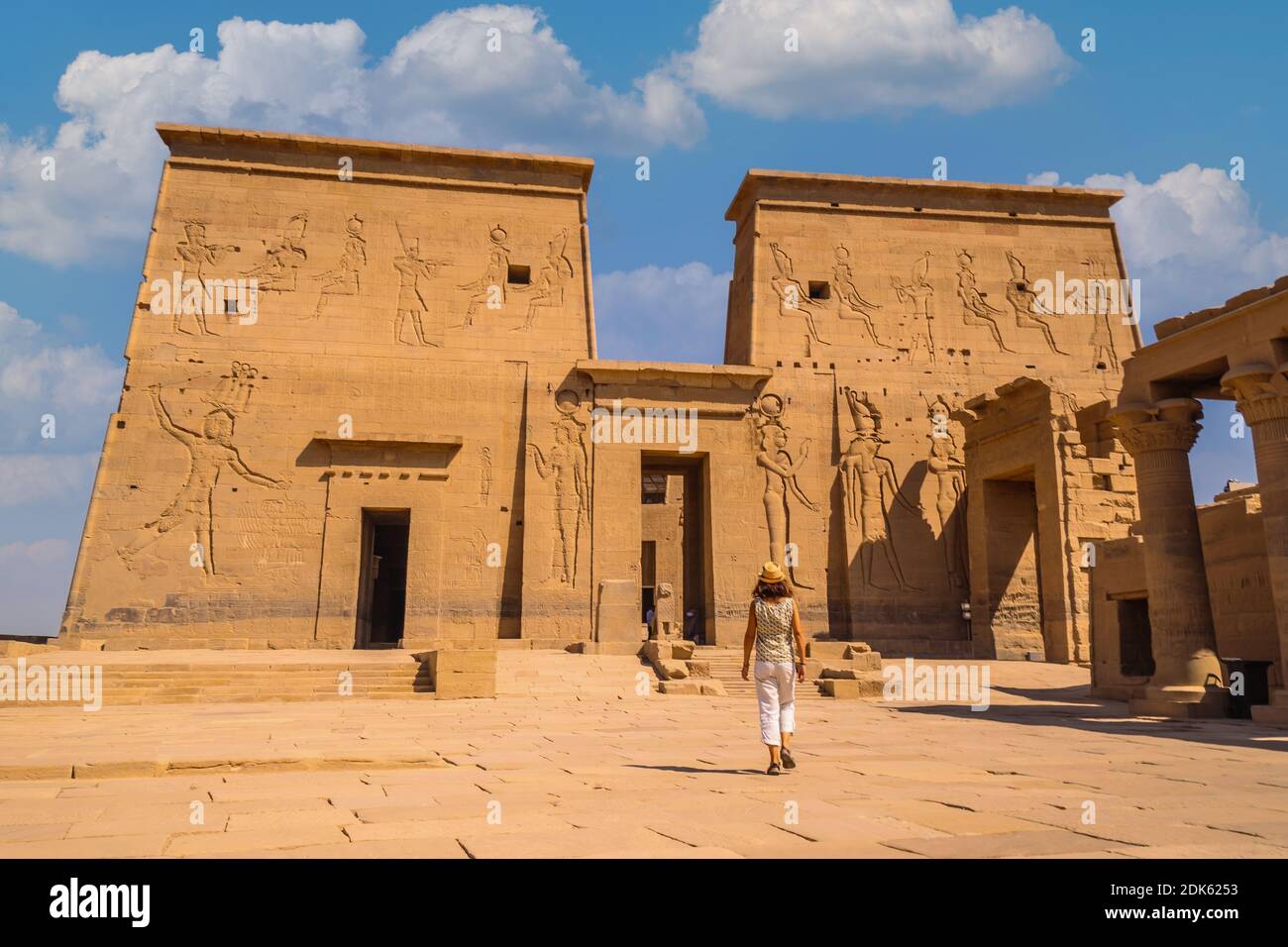 Ein junger Tourist, der den Tempel von Philae besucht, eine griechisch-römische Konstruktion vom Nil aus gesehen, Göttin der Liebe. Assuan. Ägyptisch Stockfoto