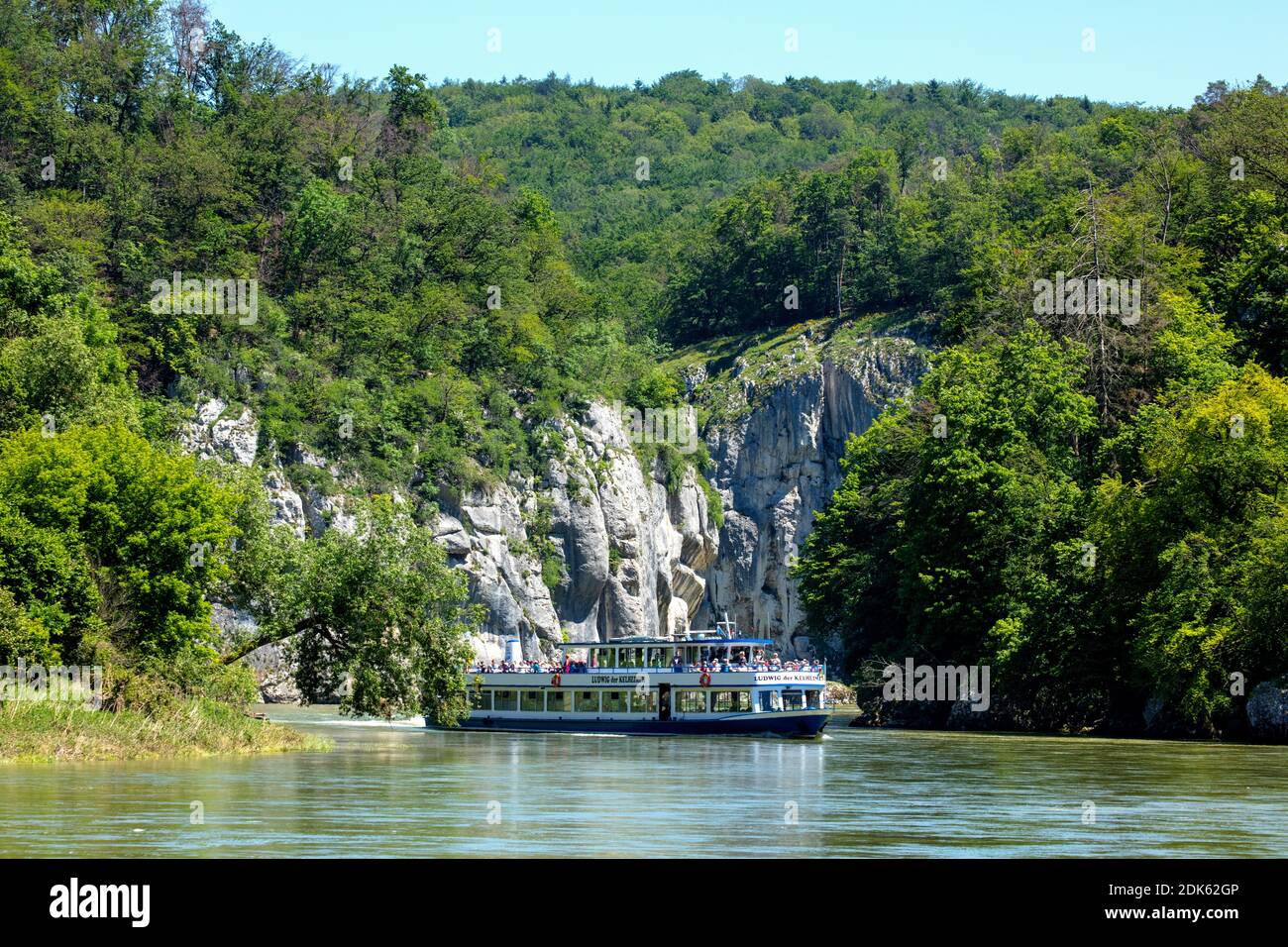 Deutschland, Bayern, Weltenburg. Passagierschiffe auf und in der Donauschlucht. Stockfoto