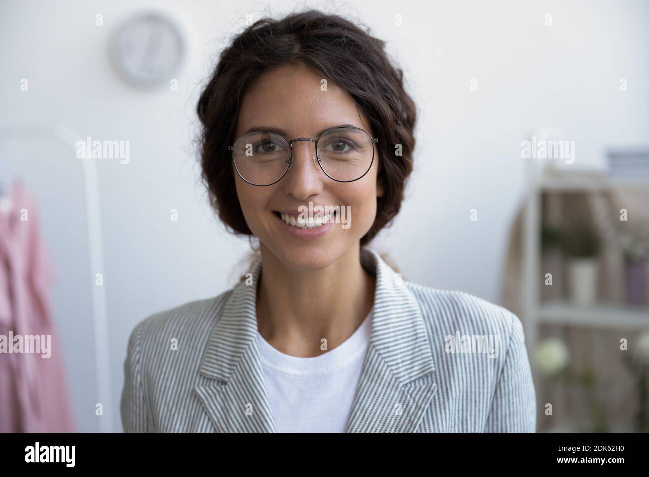 Porträt einer glücklichen selbstständigen Frau zufrieden mit einem erfolgreichen Start-up Stockfoto