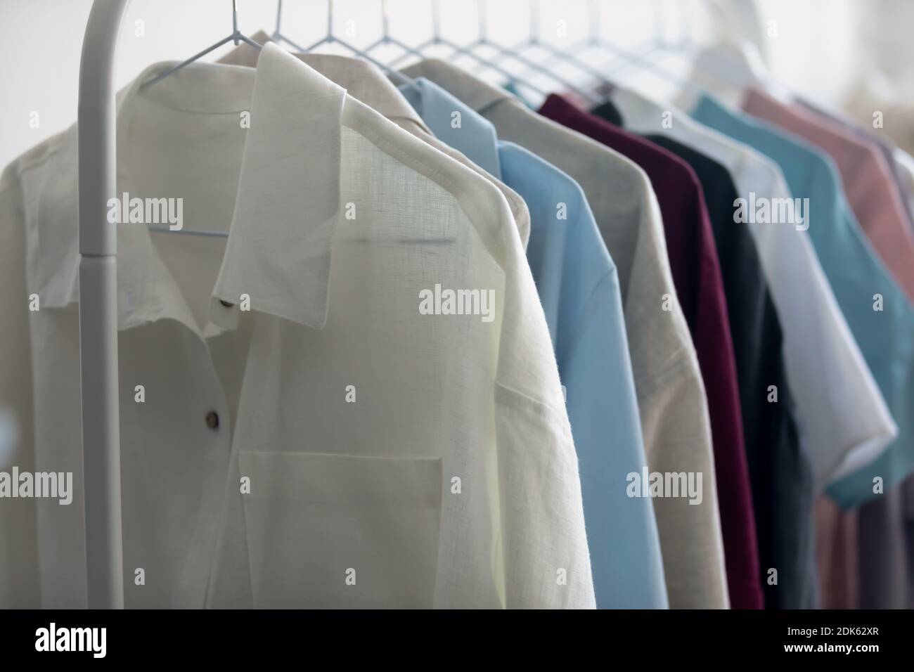 Neue Kollektion von Business Style Hemden auf Kleiderbügel im Showroom Stockfoto
