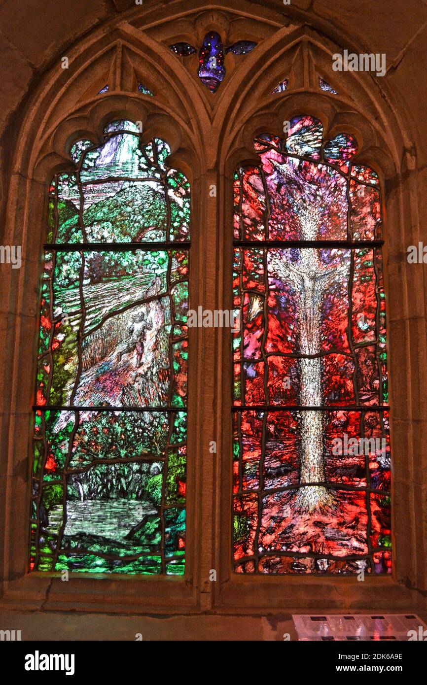Moderne Glasmalerei von Tom Denny in Hereford Cathedral, Hereford, Herefordshire, Großbritannien Stockfoto