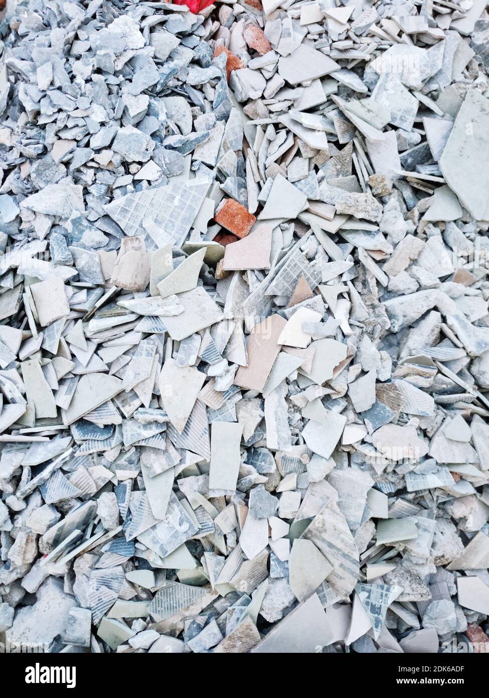High-Angle-Ansicht Von Müll Auf Metall-Crack-Fliesen Stockfoto