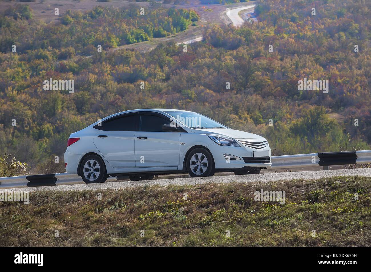 Auto fährt im Herbst entlang der bergigen, kurvenreichen Autobahn Stockfoto