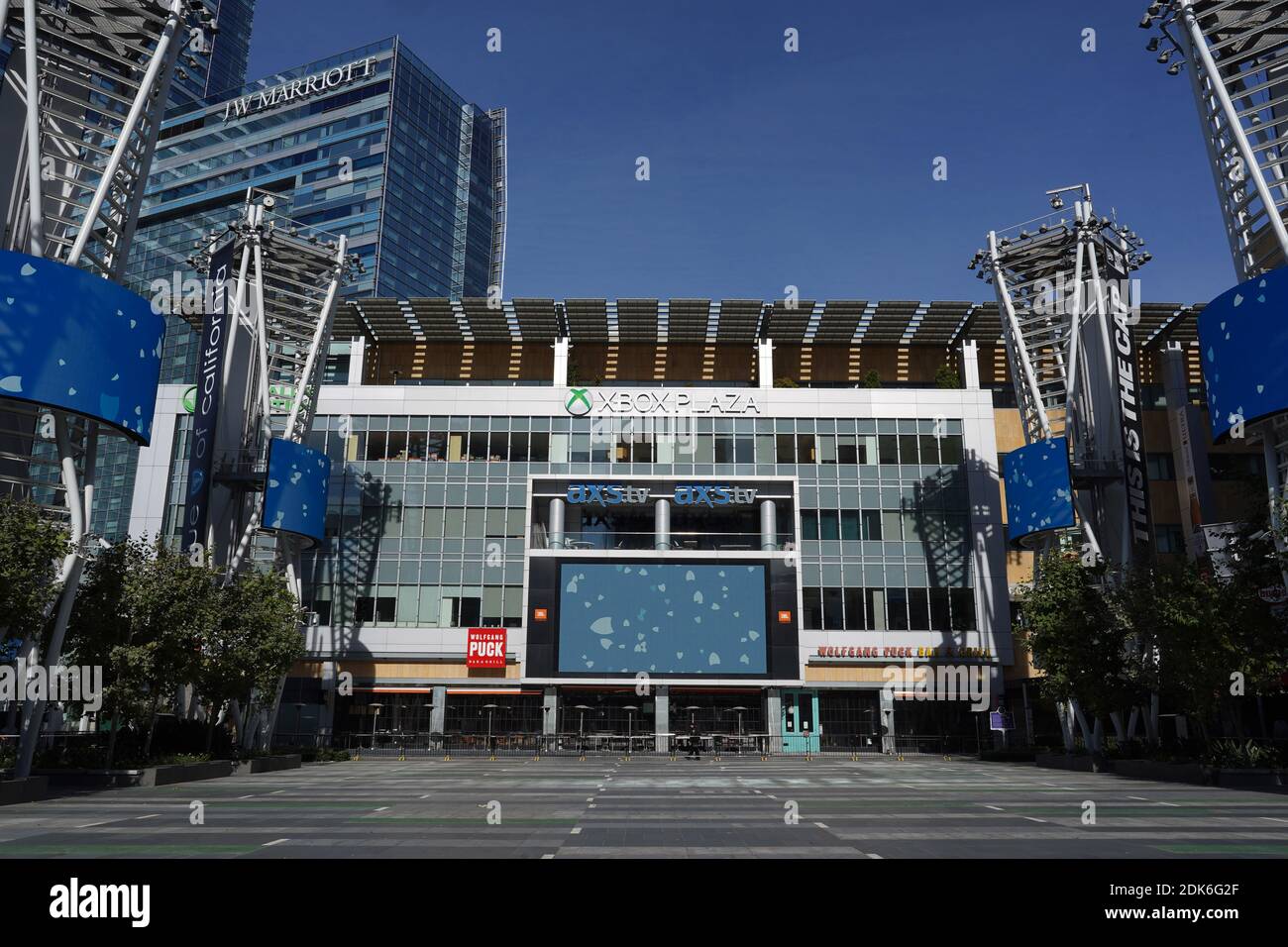 Ein allgemeiner Blick auf die Xbox Plaza bei LA Live, Montag, 14. Dezember 2020, in Los Angeles. Stockfoto
