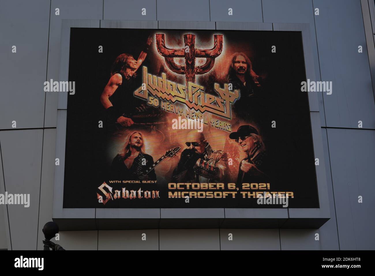 Eine Anzeige für Judas Priest Konzert im Microsoft Theater im Staples Center, Montag, 14. Dezember 2020, in Los Angeles. Stockfoto