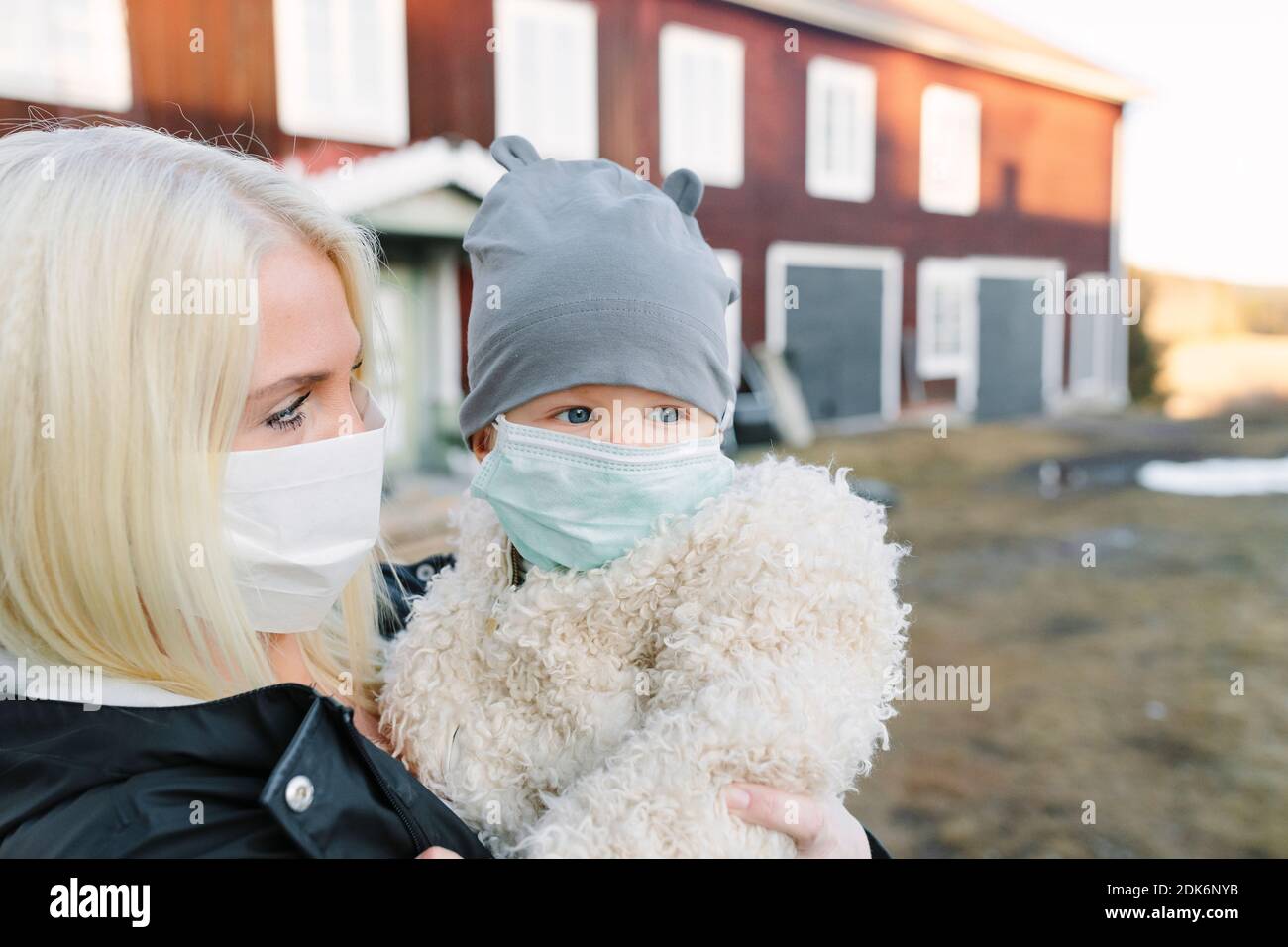 Mutter und Kind tragen Gesichtsmasken Stockfoto