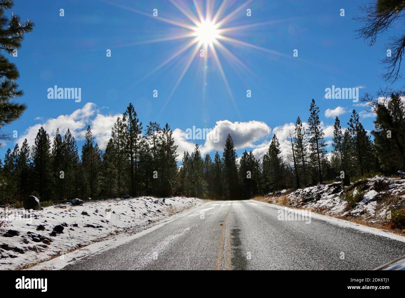 Winterzeit im Norden Kaliforniens mit leichtem Schnee und Sonne Himmel Stockfoto