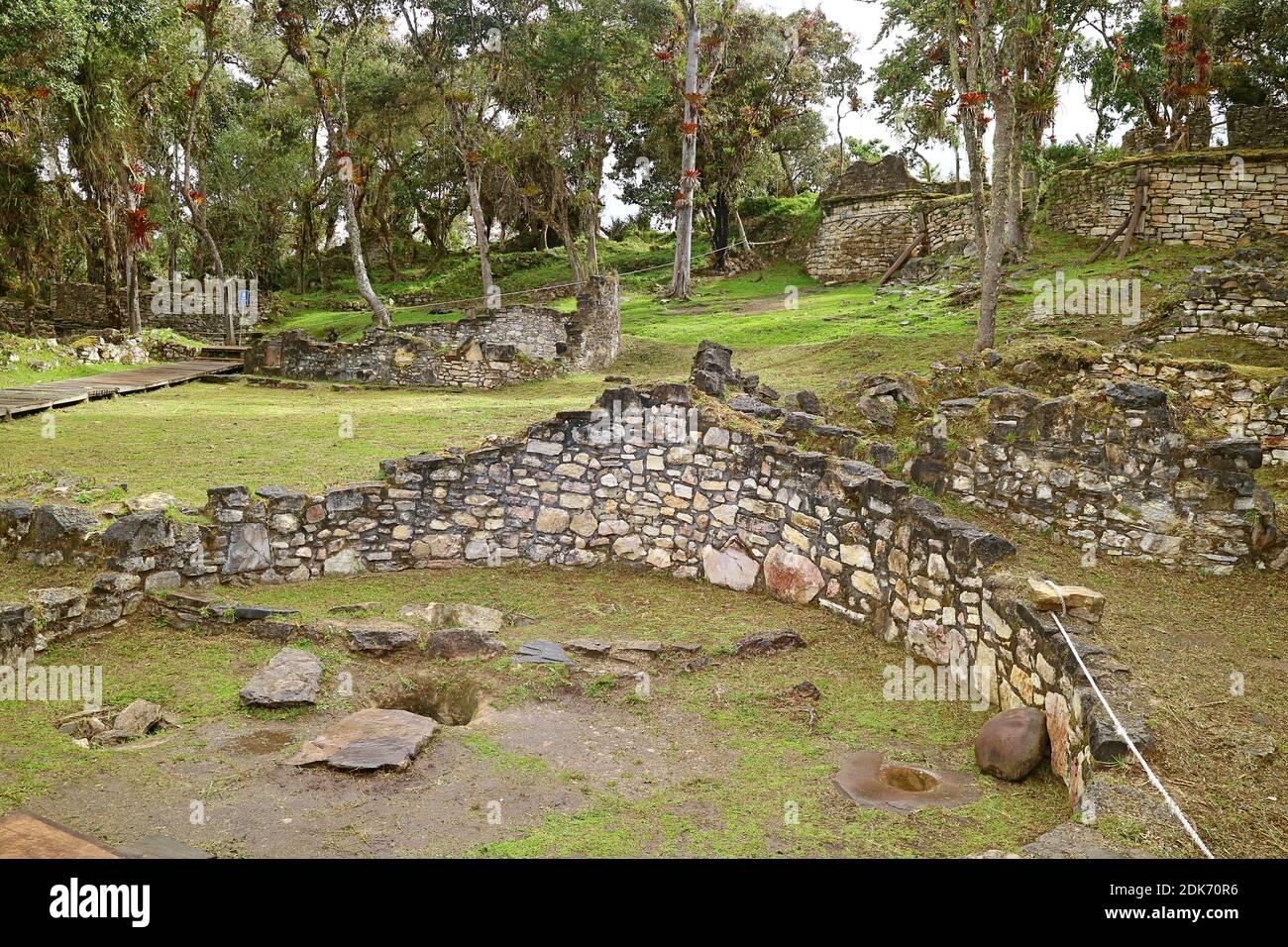 Stein runde Haus Ruinen in der verlorenen Stadt der alten Kuelap Festung, archäologische Stätte in Amazonas Region im Norden Perus Stockfoto