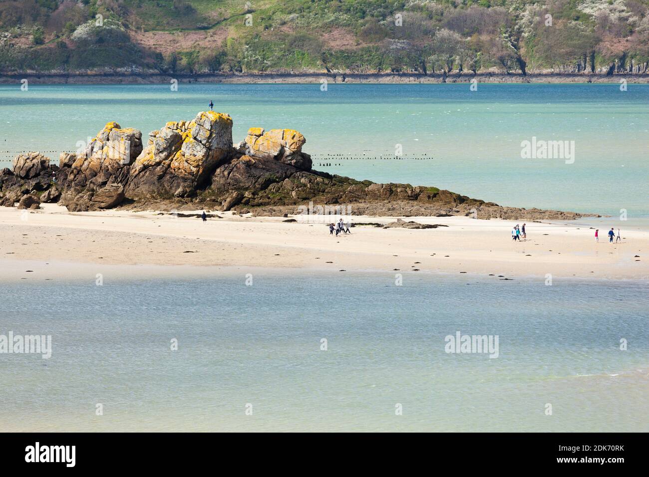 Eine Schlammwanderung zur Gezeiteninsel Ebihens mit herrlichem Blick auf die Küste bei Saint Malo in der Bretagne, Frankreich. Stockfoto