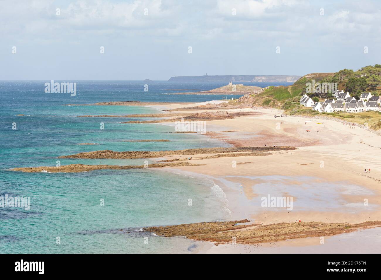 Les Hopiteaux Strand in der Nähe von Erquy Bretagne, mit Cap Frehel am Horizont. Stockfoto