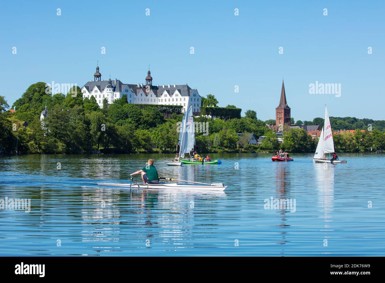 Deutschland, Schleswig-Holstein, Holstein Schweiz. Stadt Plön, Blick über den Plöner See zum Schloss Plön Stockfoto