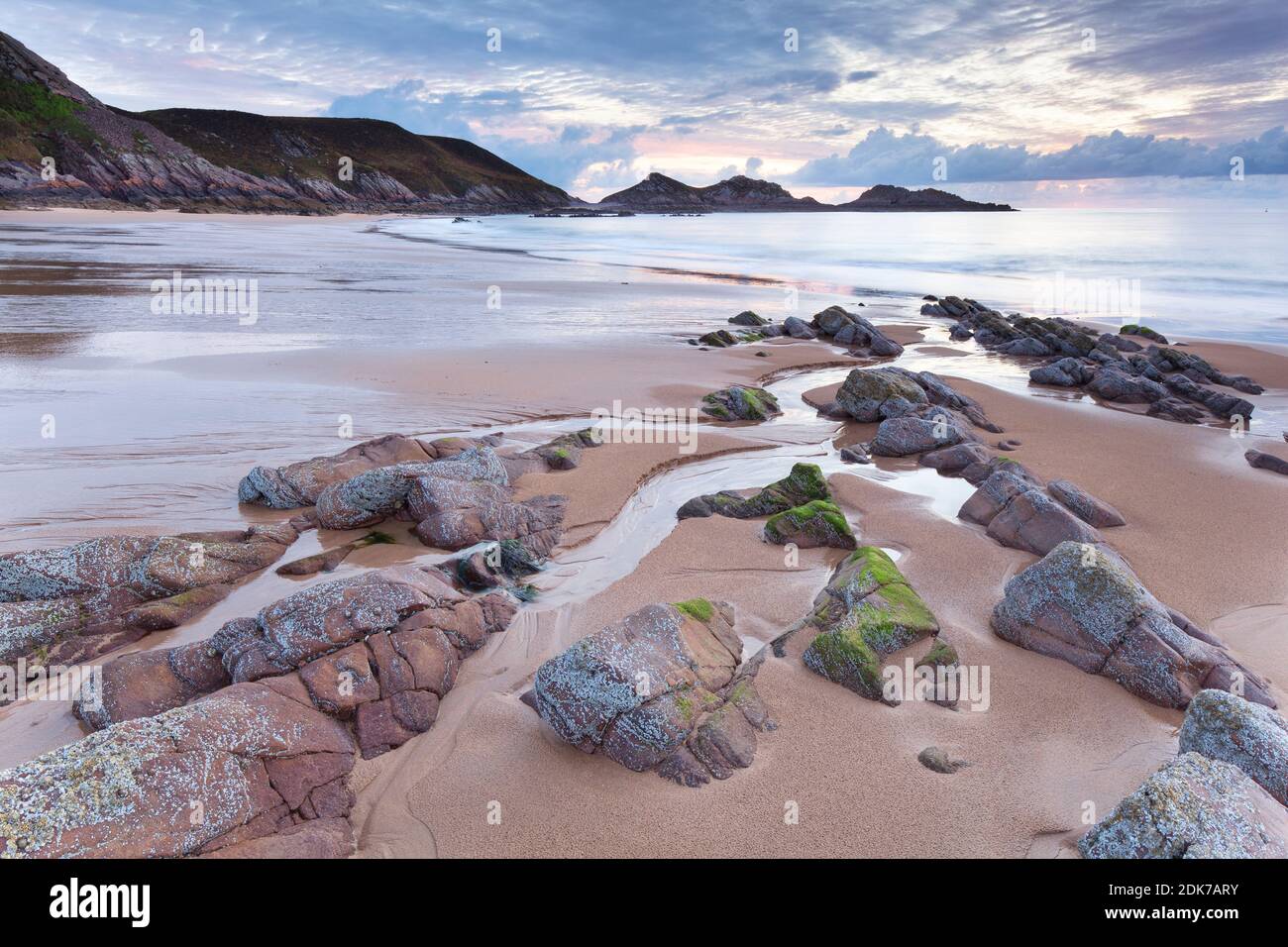Der große Strand bei Cap Erquy bei Sonnenuntergang. Verlassen in der Vorsaison. Stockfoto