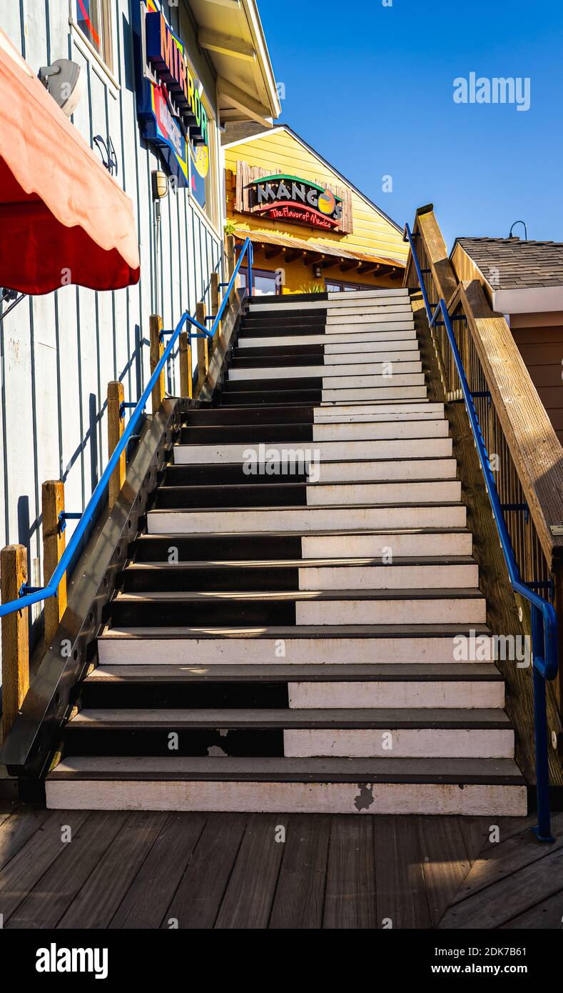 Pier 39’s Musical Stairs ist eine interaktive Kunstausstellung, die von dem Künstler Remo Saraceni, dem Schöpfer des Bodenklaviers in Tom Hanks Film Big, präsentiert wird. Stockfoto