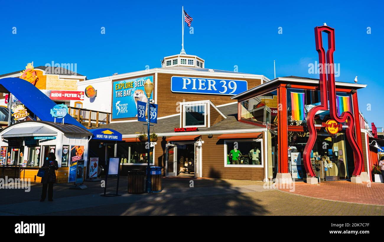 Pier 39 liegt an der historischen San Francisco Waterfront, zwei Blocks östlich von Fisherman's Wharf an der Beach Street und dem Embarcadero. Stockfoto