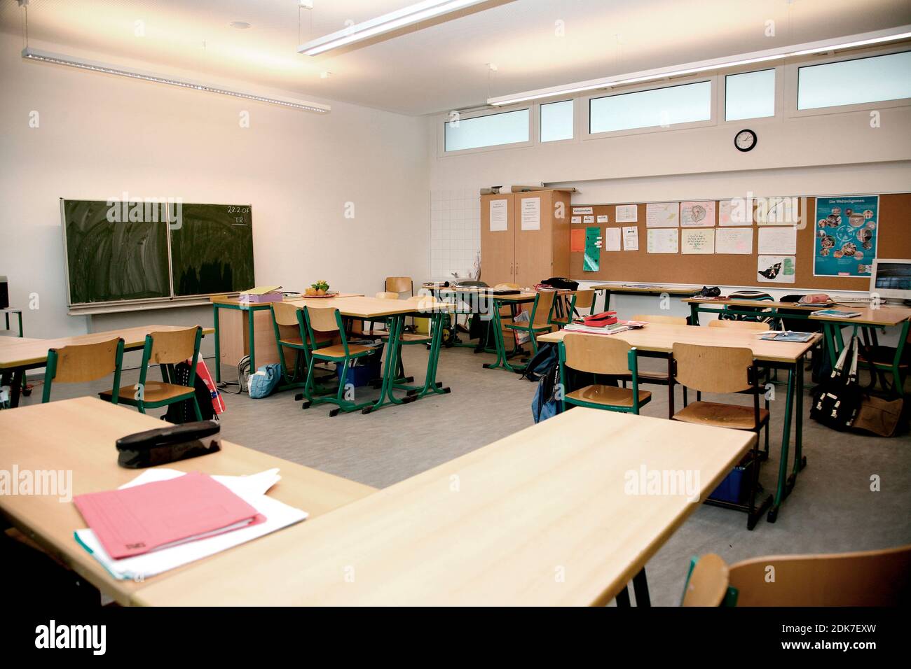 Innenansicht eines leeren Klassenzimmers, Hannover, Deutschland Stockfoto