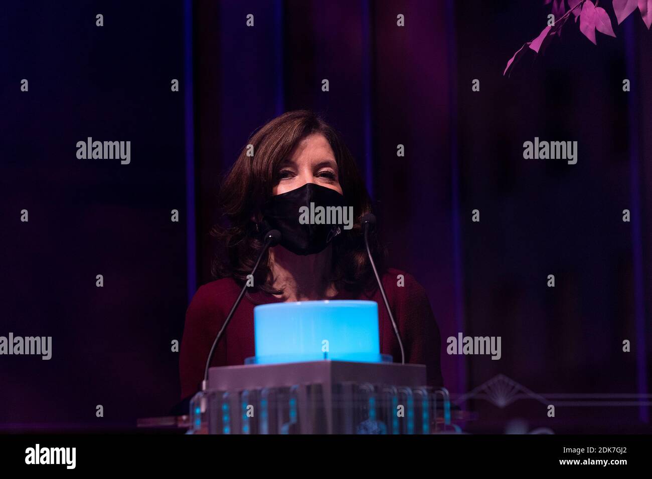 Vizegouverneur Kathy Hochul hält Bemerkungen während der Saks Fifth Avenue Holiday 2020 Light Show auf der 5th Avenue. (Foto von Lev Radin/Pacific Press) Stockfoto