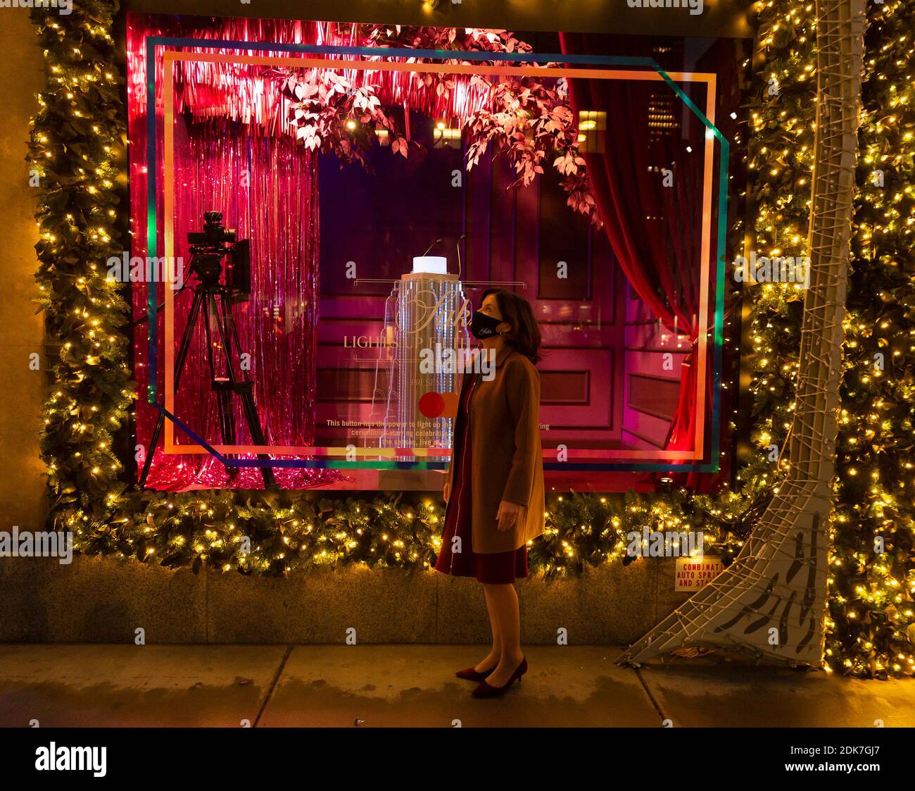 Vizegouverneur Kathy Hochul hält Bemerkungen während der Saks Fifth Avenue Holiday 2020 Light Show auf der 5th Avenue. (Foto von Lev Radin/Pacific Press) Stockfoto