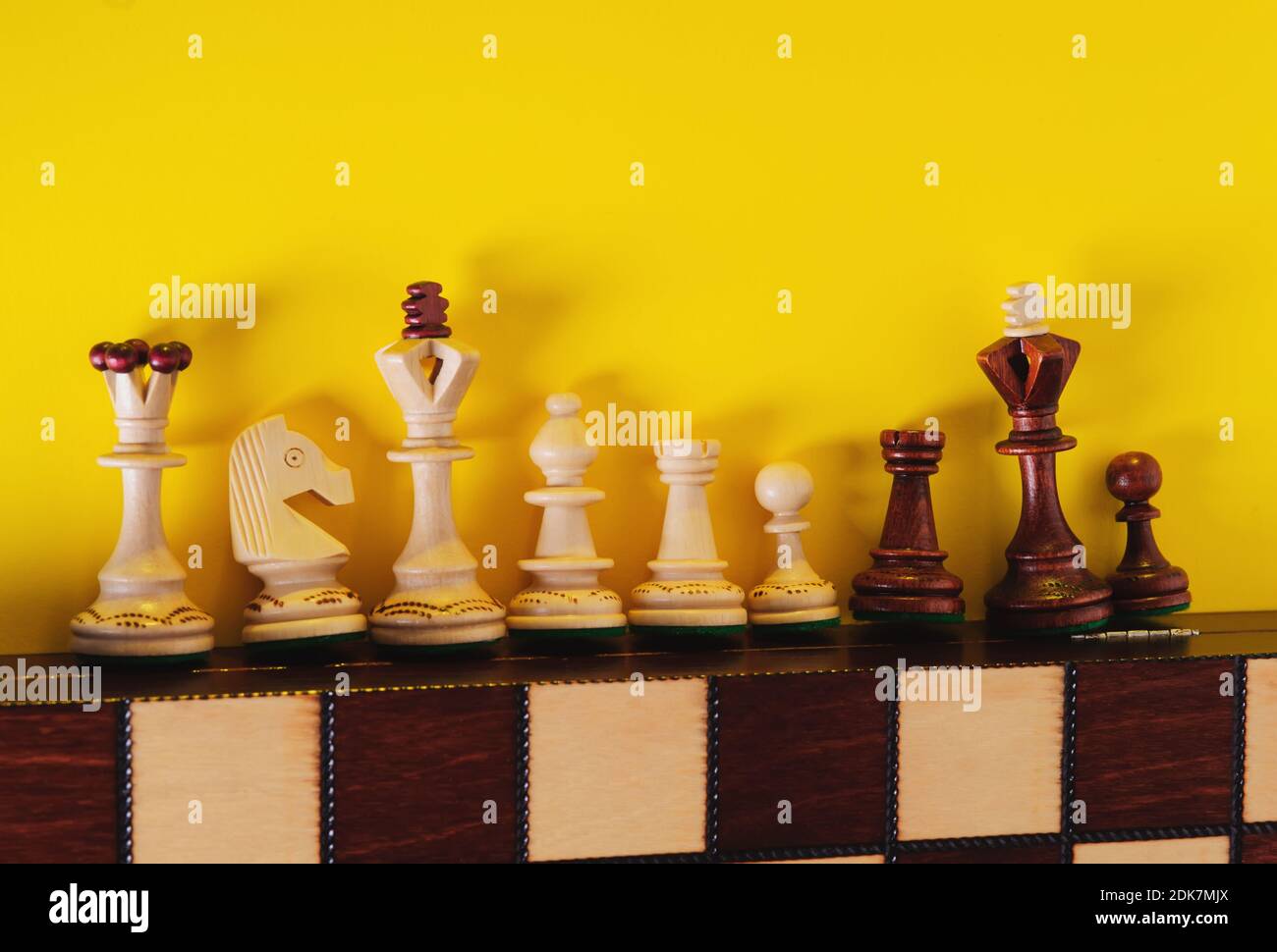 Kreativer Hintergrund mit Holzbrett und Schachfiguren. Spiel für Ideen und Strategie. Stockfoto