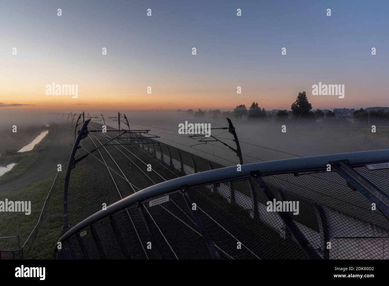 Ein Tag in Holland: Sonnenaufgang im Polder, Citywalk in Dordrecht. Stockfoto