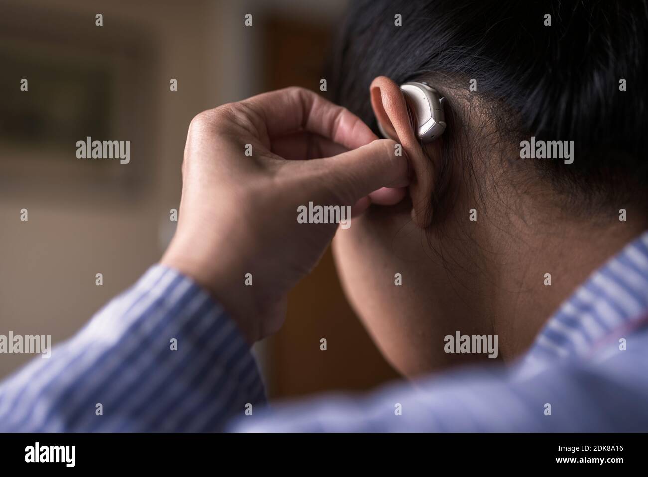 Nahaufnahme einer Frau mit Hörgerät Stockfoto