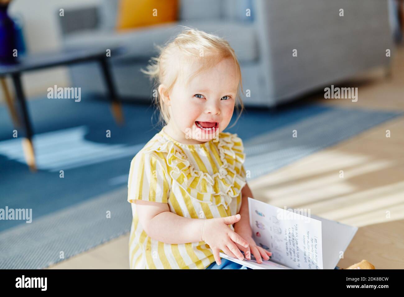 Glückliches Mädchen mit Buch Stockfoto