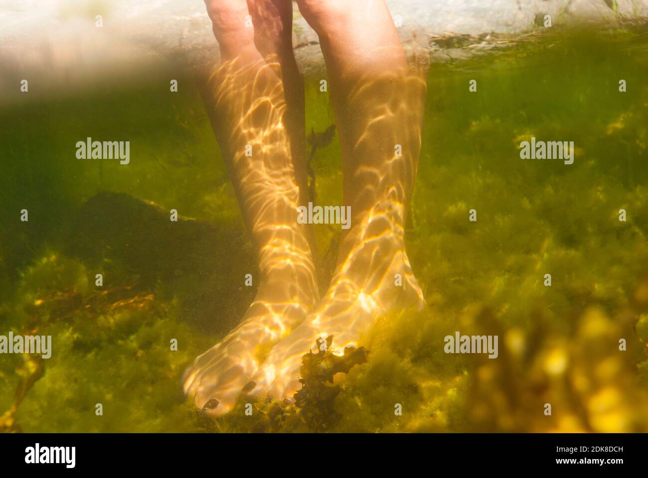 Womans Füße im Meer Stockfoto