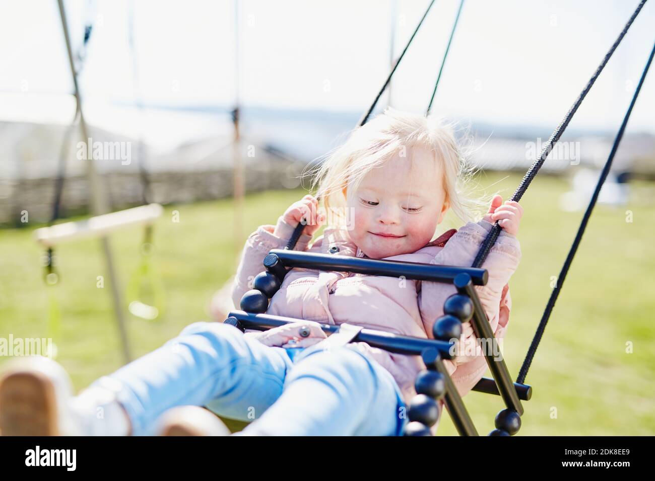 Kleinkind Mädchen auf Schaukel Stockfoto
