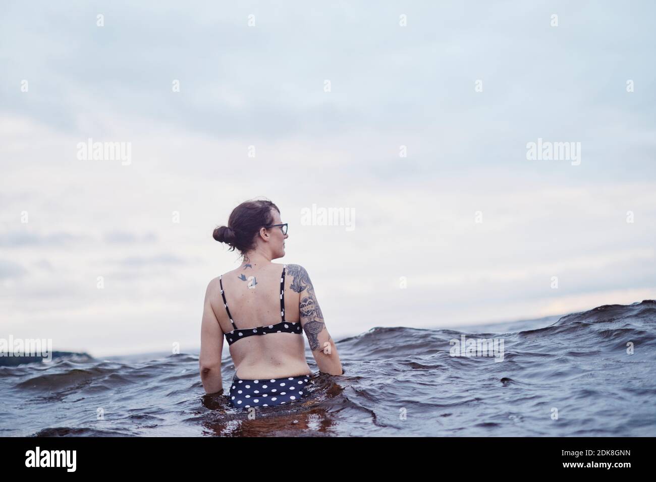 Frau im Meer Stockfoto