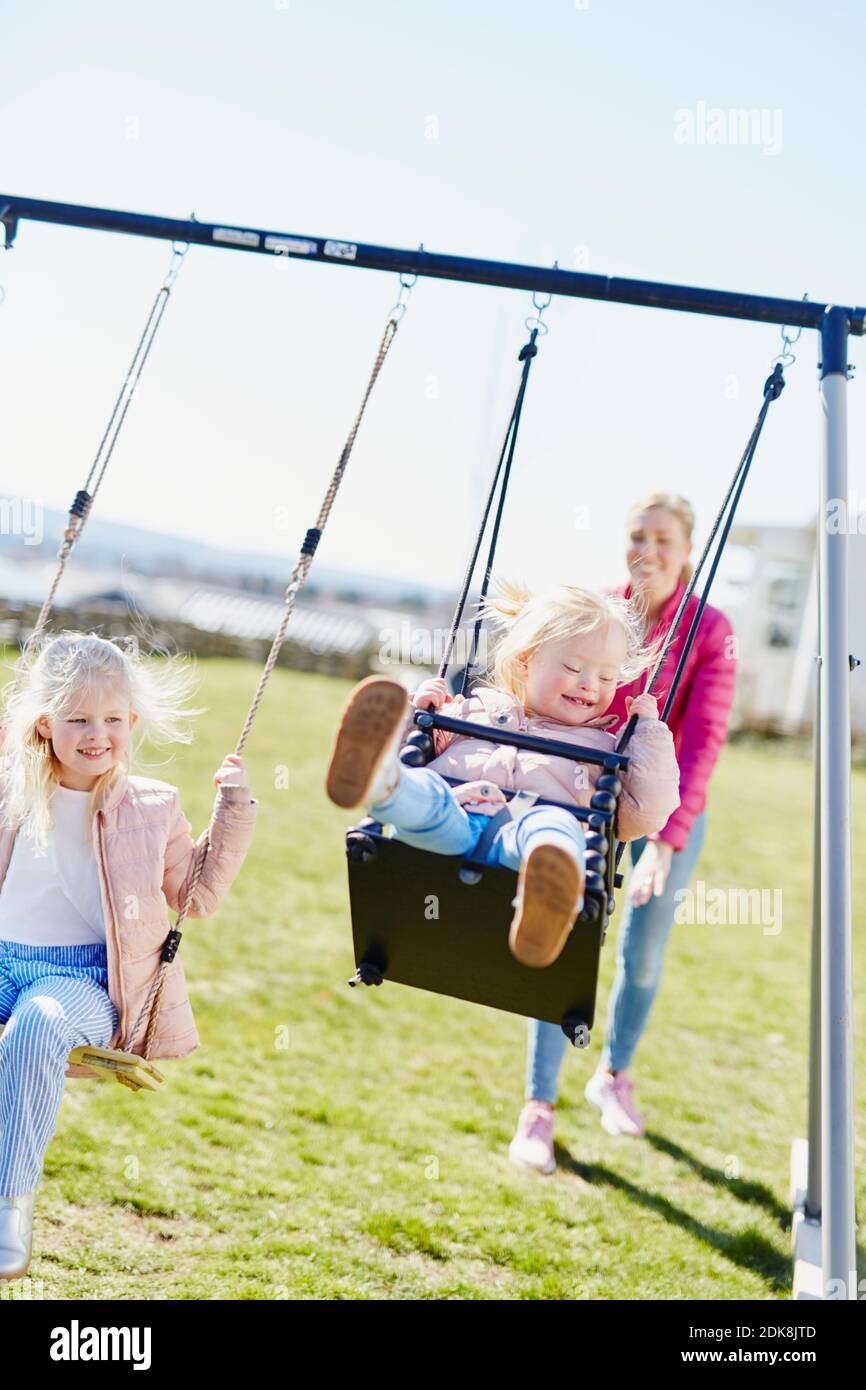 Mädchen auf Spielplatz Schaukeln Stockfoto