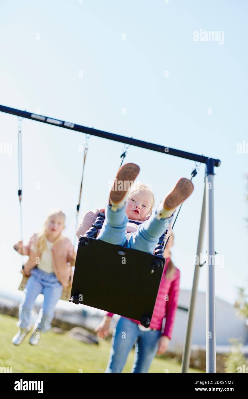 Kleinkind Mädchen auf Schaukel Stockfoto