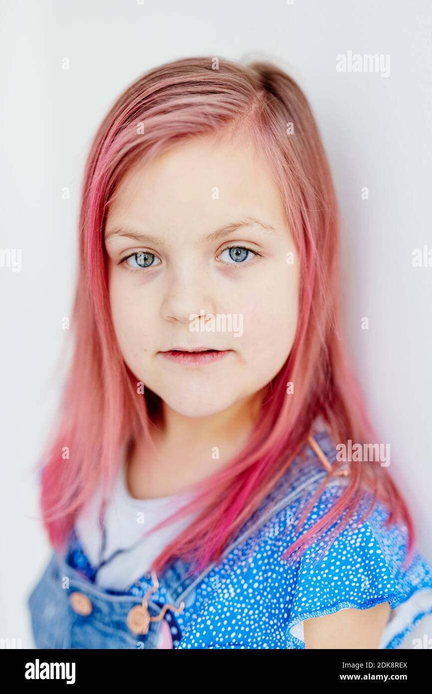 Portrait des Mädchens mit rosa Haaren Stockfoto