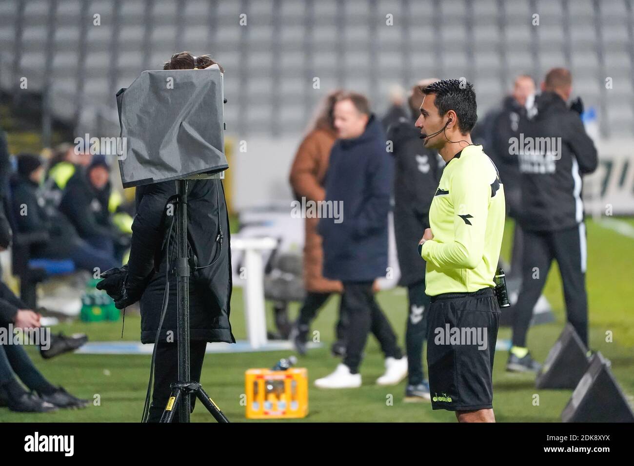 Odense, Dänemark. Dezember 2020. Schiedsrichter Sandi Putros überprüft den VAR-Monitor während des 3F Superliga-Spiels zwischen Odense Boldklub und FC Midtjylland im Nature Energy Park in Odense. (Foto Kredit: Gonzales Foto/Alamy Live News Stockfoto