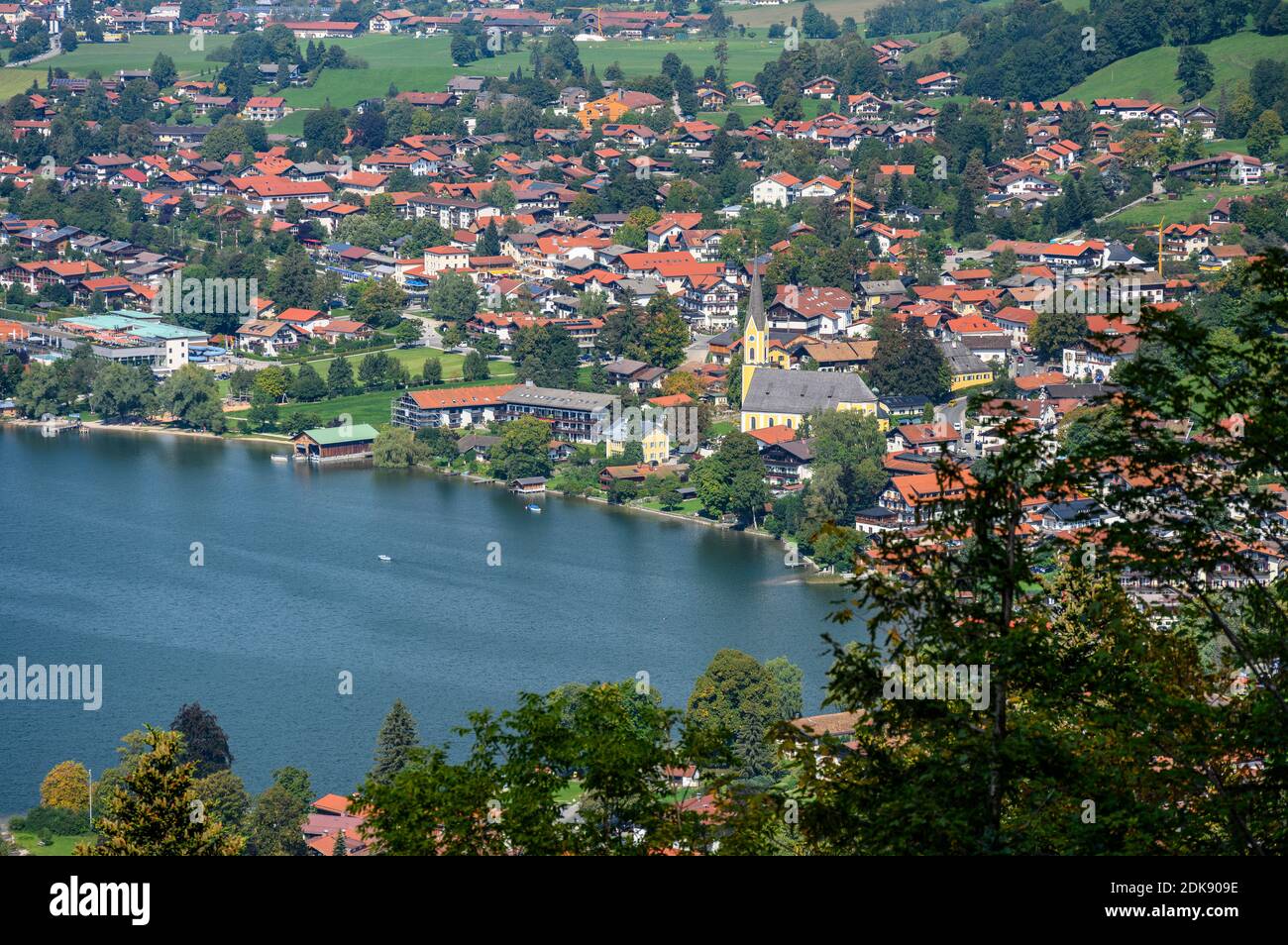 Deutschland, Bayern, Oberbayern, Oberland, Markt Schliersee, Ortsansicht mit Schliersee und Sankt Sixtus Kirche, Blick von Oberleiten Stockfoto