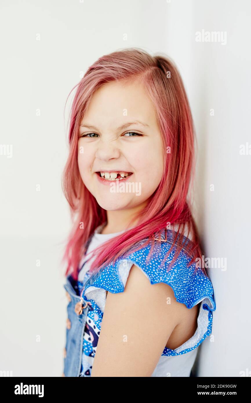 Portrait des Mädchens mit rosa Haaren Stockfoto