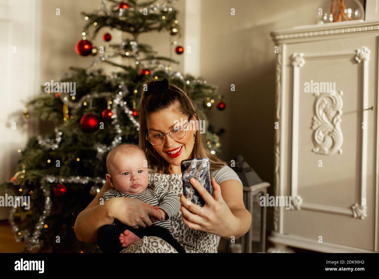 Mutter mit Baby nimmt Selfie Stockfoto