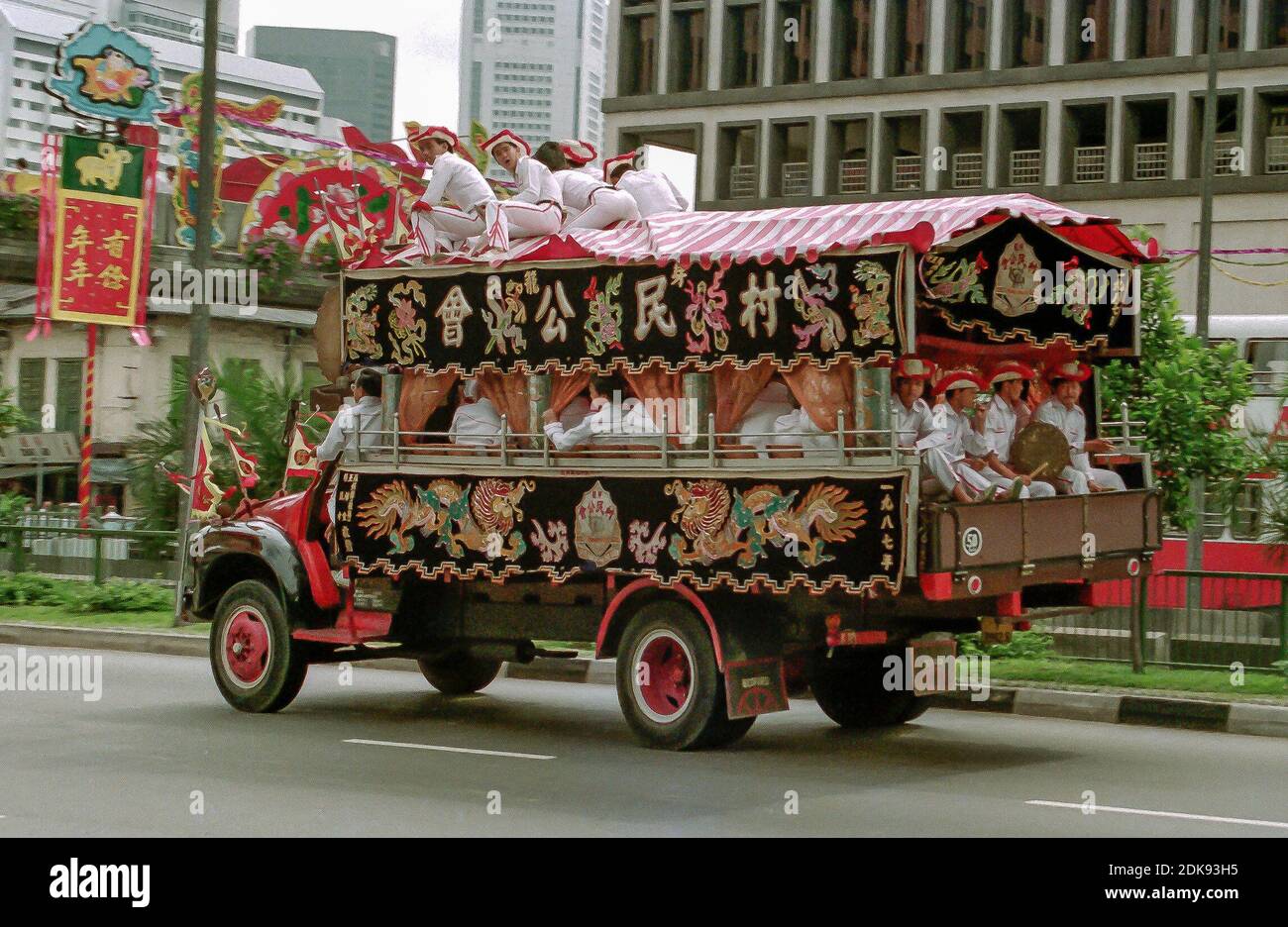 Traditioneller chinesischer Leichenwagen an der New Bridge Road in Chinatown, Singapur Stockfoto