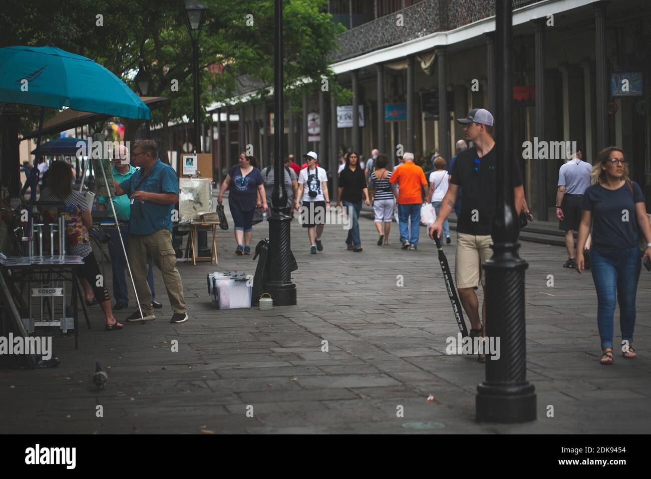 Zuschauer und Touristen, die in Jackson Square, New Orleans, Louisiana spazieren und Street Art bewundern Stockfoto