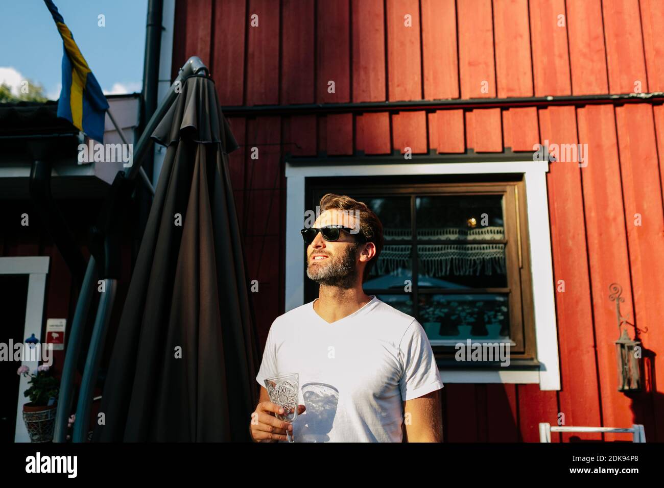 Lächelnder Mann wegsehen Stockfoto