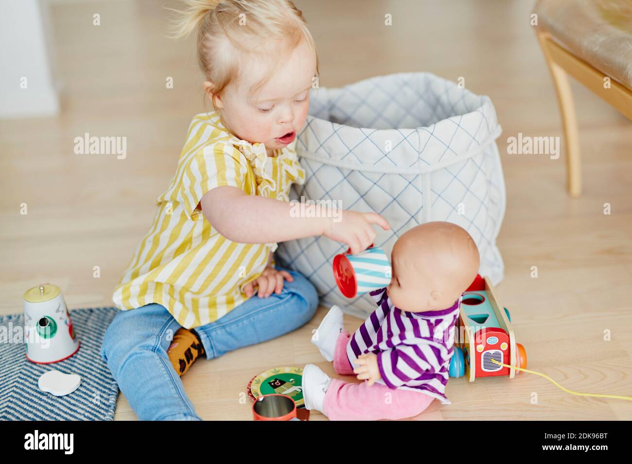 Mädchen mit Puppe spielt Stockfoto