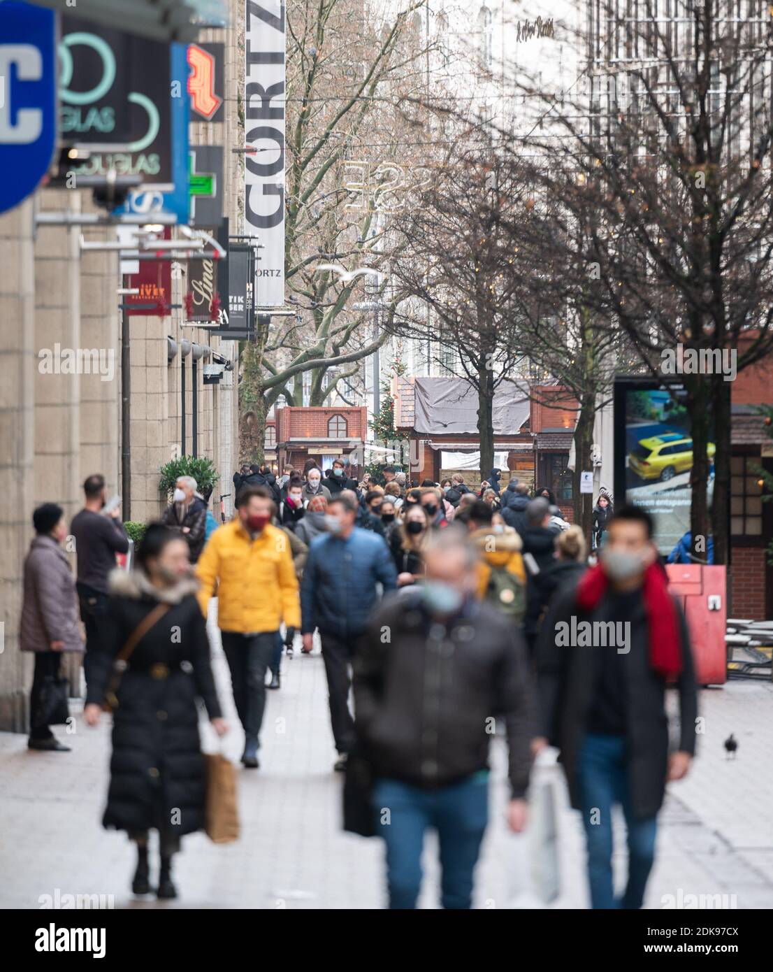 Hamburg, Deutschland. Dezember 2020. Zahlreiche Passanten laufen entlang der Einkaufsstraße Spitalerstrasse. Quelle: Daniel Reinhardt/dpa/Alamy Live News Stockfoto