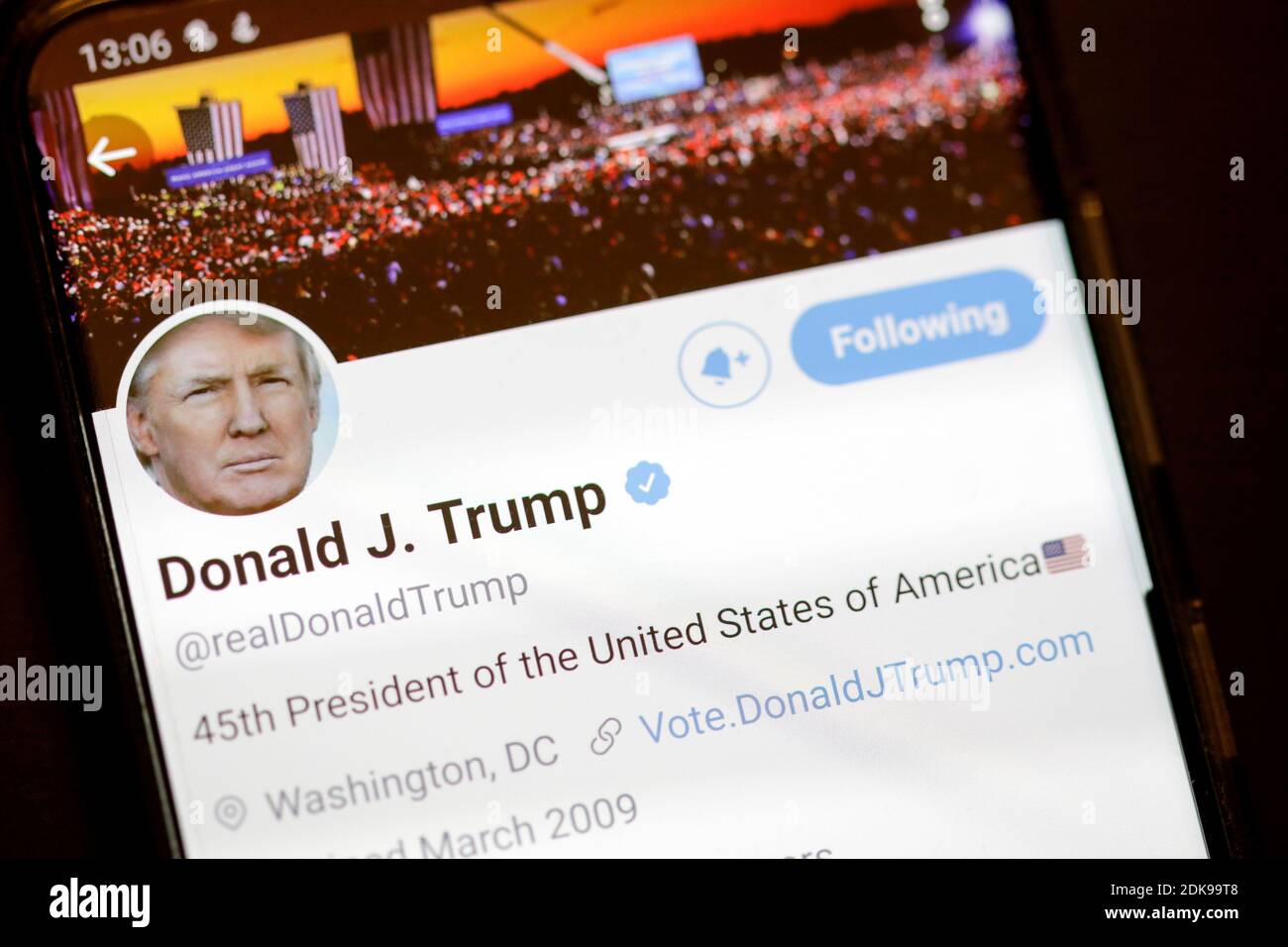 Bukarest, Rumänien - 13. Dezember 2020: Details mit dem Twitter-Account von Donald Trump auf einem mobilen Bildschirm. Stockfoto
