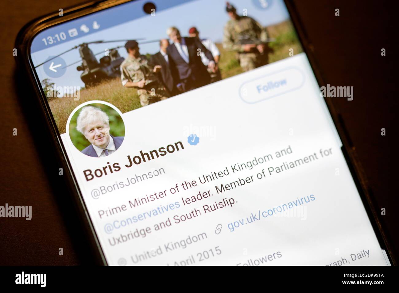 Bukarest, Rumänien - 13. Dezember 2020: Details mit dem Twitter-Account von Boris Johnson auf einem mobilen Bildschirm. Stockfoto